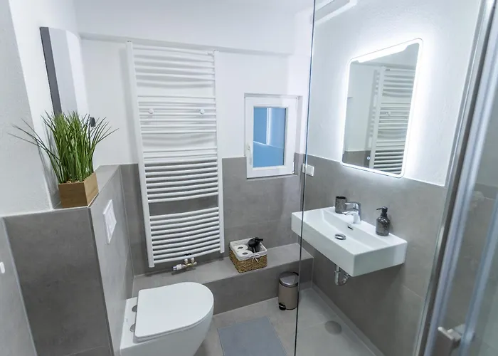 Modernes 100 Qm Mit 2 Schlafzimmern Lägenhet *